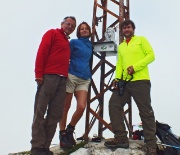 65 Con la Madonnina alla base della grande croce...